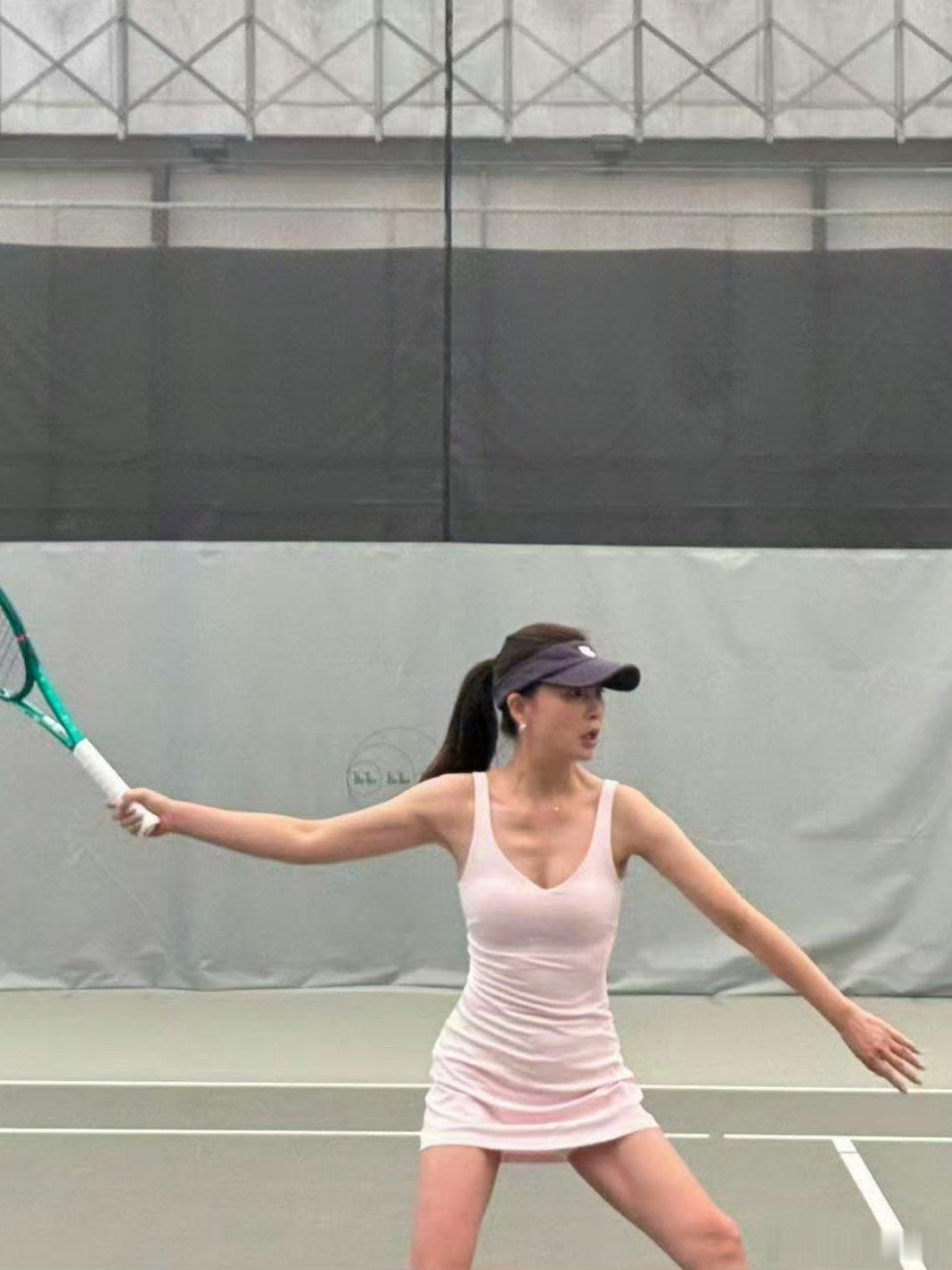 殷桃46岁绝美身材，美女殷桃素颜网球照出圈，46岁体态尽显活力。江南微评 不追求
