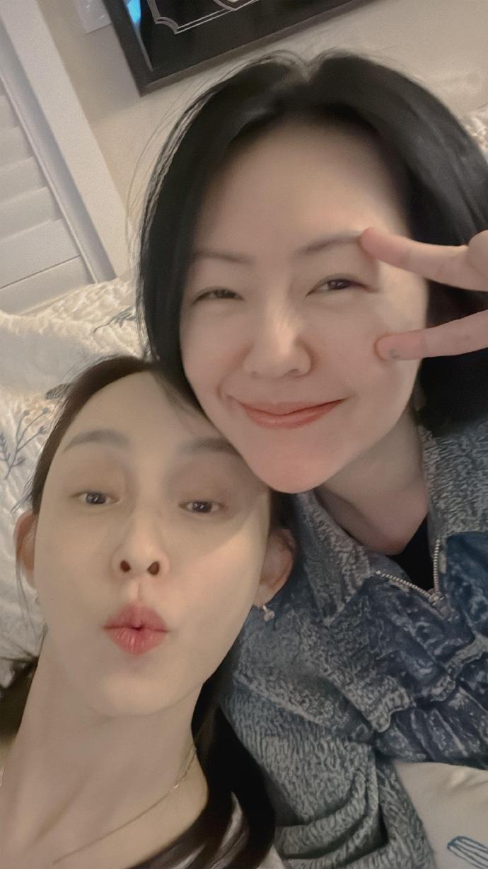 沙发追剧久违同框，破塑料姐妹传闻，二十年友情比热搜耐打范玮琪发与小S合照 ​​​