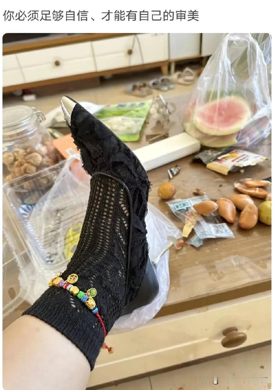 这穿搭，这审美，独树一帜别具一格与众不同啊！

时尚博主这样配就会被吹捧，现实中