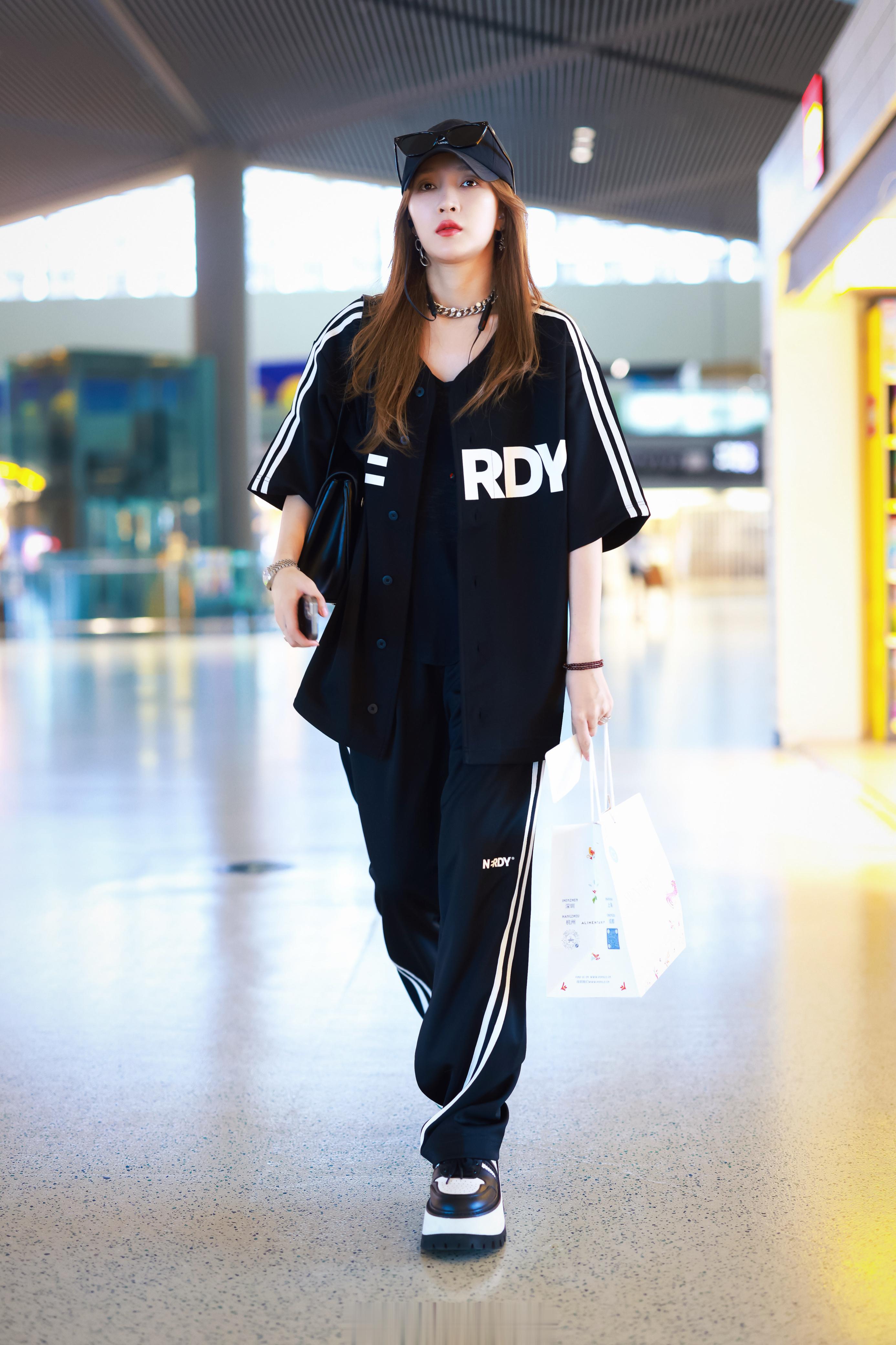 #孟佳[超话]# 上海✈️成都 ​​​