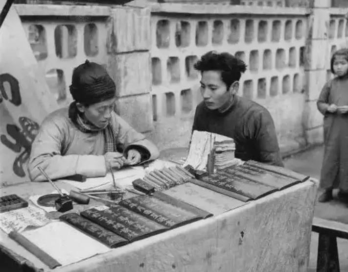 路边算命先生一口说出行军将领生辰，将领当即断定：此人必须重用
1938 年深秋，