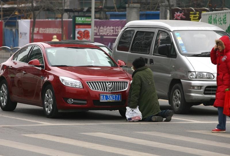 在关林庙广场上，有个二郎庙来的人，每日中午都会在此拦路乞讨。一日，一位游客动了恻