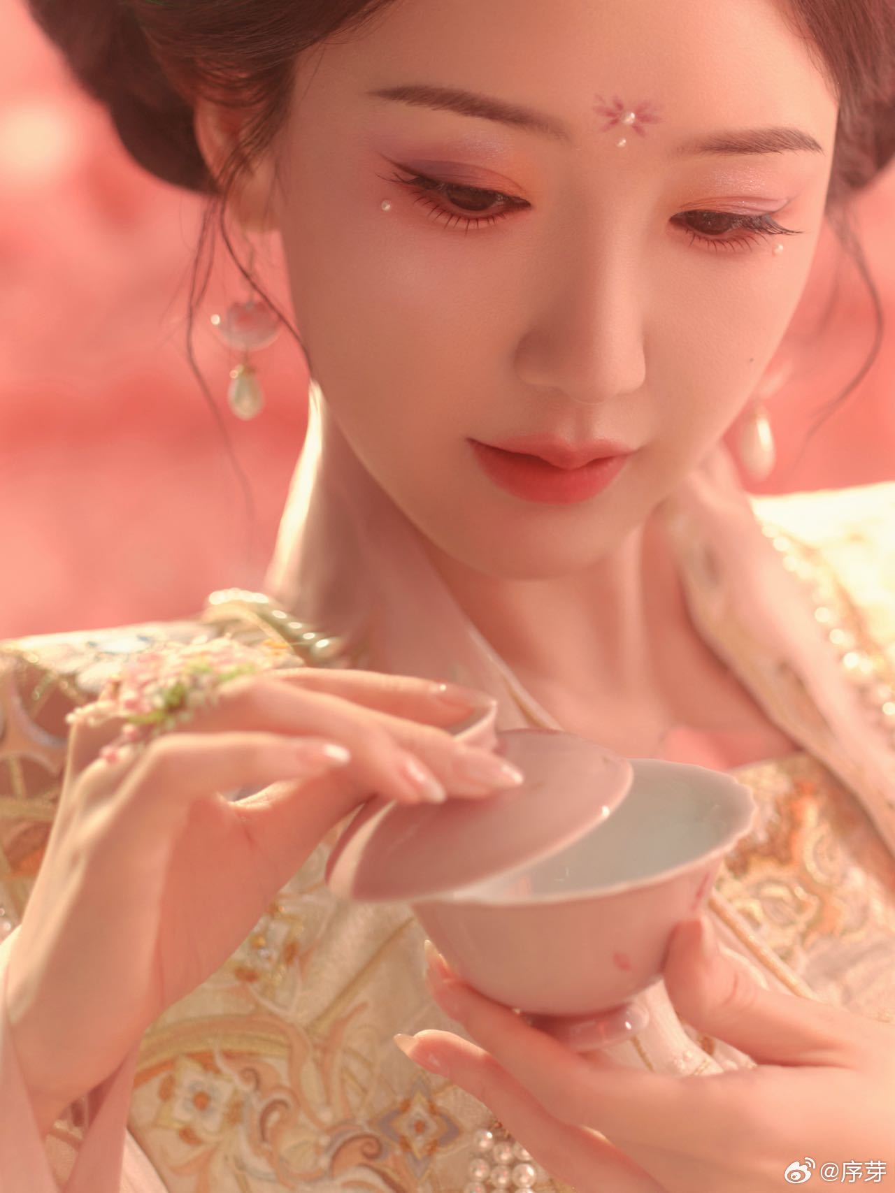 毛晓彤花神妆 毛晓彤空降花朝盛会的花神妆，直接美到了我的心巴上！沉浸式解锁的妆造