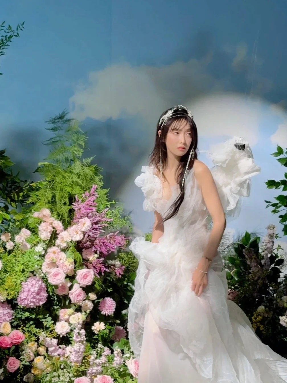 火辣宋茜，绝美来袭！藏匿温柔于花海，眼神深邃撩动心弦，婚纱轻曳如云朵...