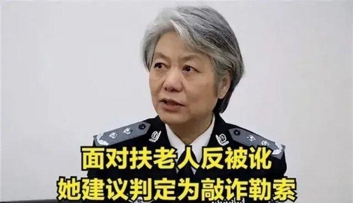 湖南衡阳的一位老板娘在店里发现老人不对劲，第一反应是上前去扶，老人倒下时她还用自