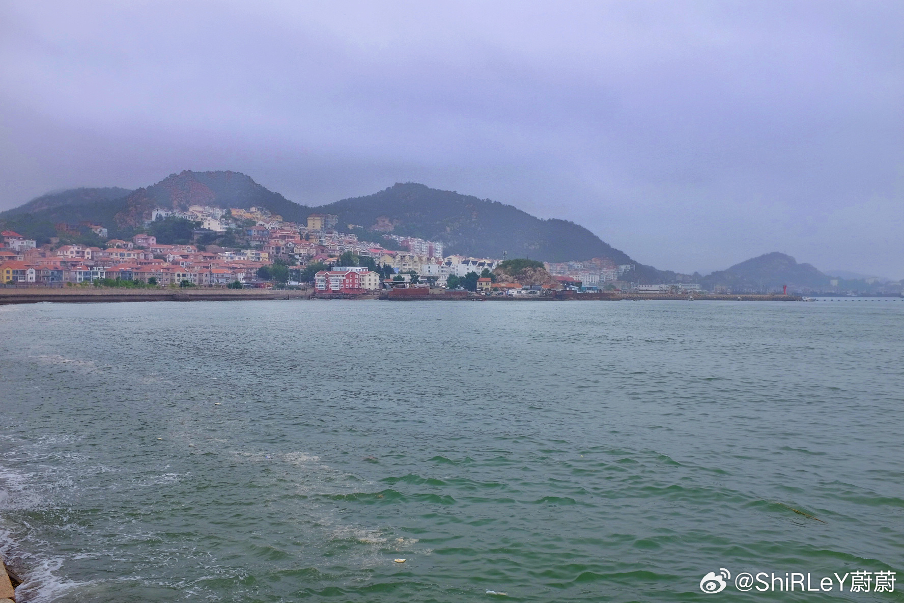 今天天气不佳，有点小雨，包车一日游。第一站：沙子口，感觉天气好的话会有点意大利的
