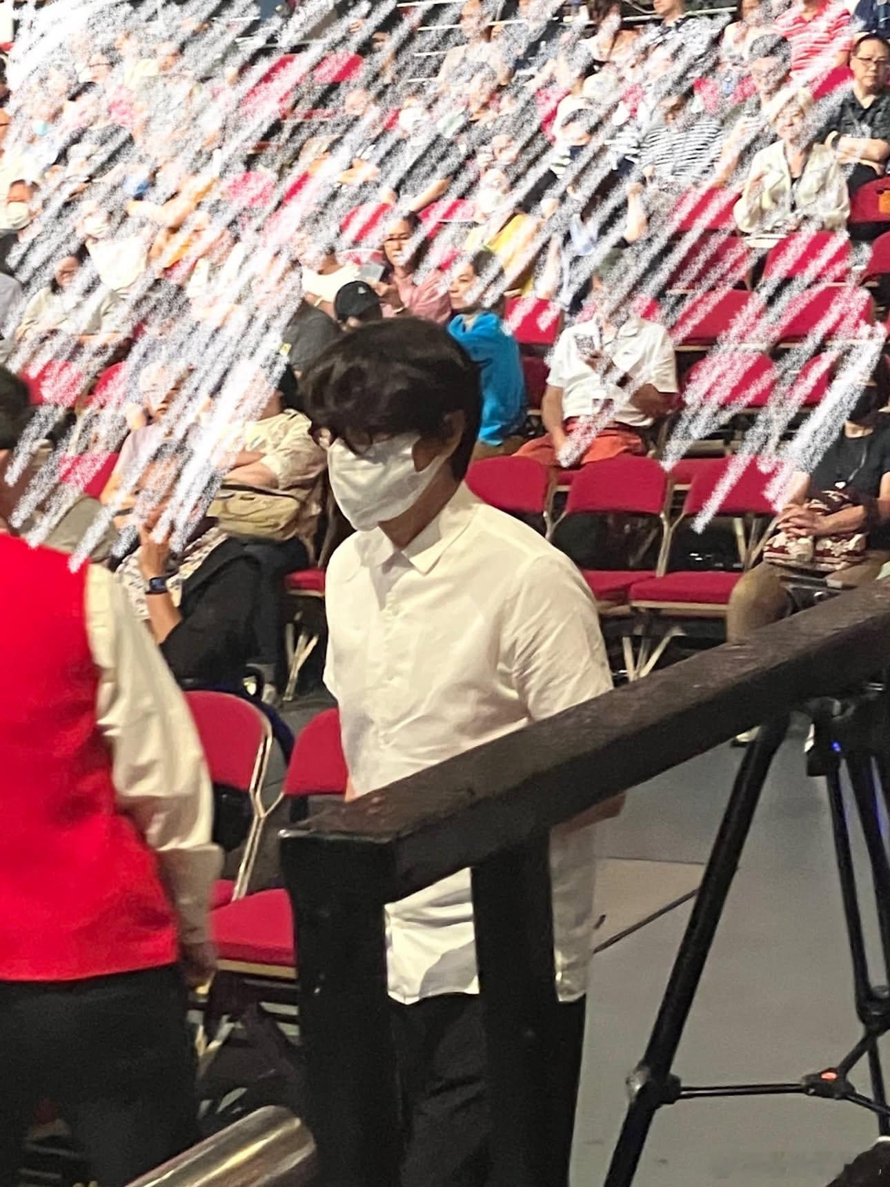 失踪人口林家栋出现，今天去看了中村雅俊演唱会。栋的头发短了很多。[兔子] ​​​