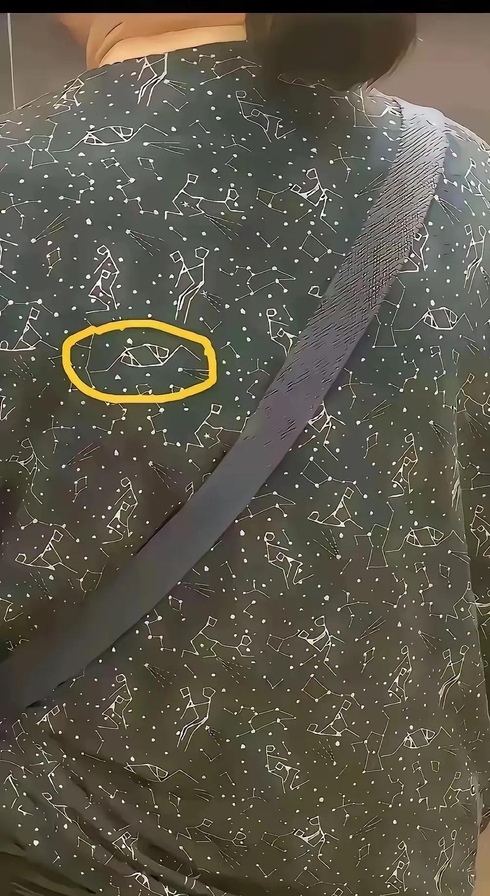 给一万块穿“出格装”挤早晚高峰地铁？

    这钱看着好赚，

    实则是