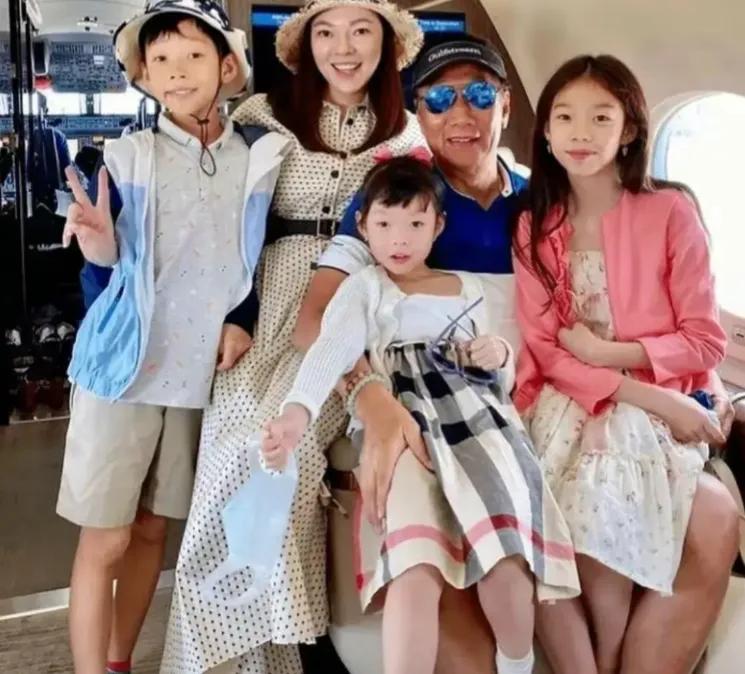 [赞][赞][赞]真是令人惊讶！富士康老板娘曾馨莹的大女儿已经长大了。[机智][