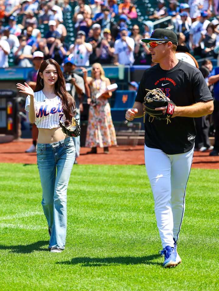 张元英为mlb开球 今日份镜头主角，担任纽约大都会对阵洛杉矶道奇的比赛开球嘉宾的