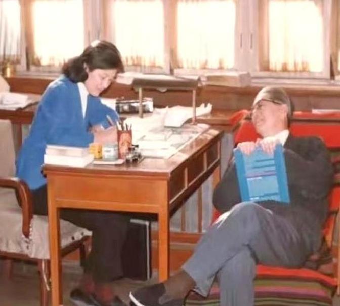 一觉睡醒
 
是不是全网都知道了。
 
昨夜起，一张1972年的老照片在社交平台