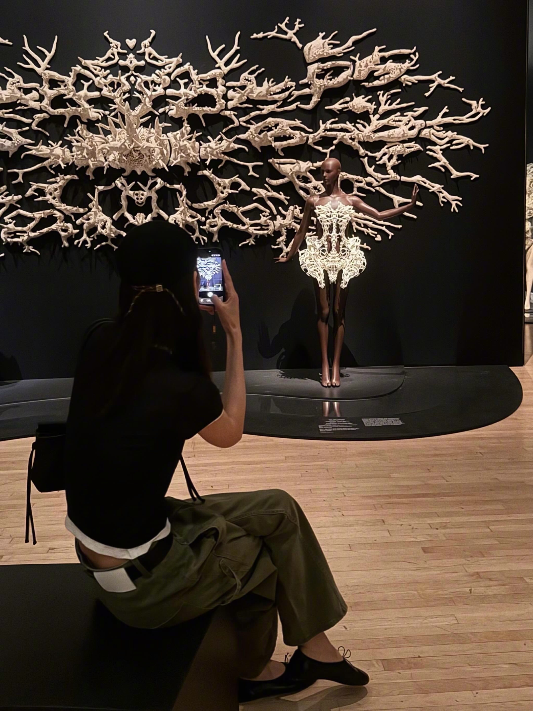 现身观看在纽约 Brooklyn Museum 举办的《Iris van Her