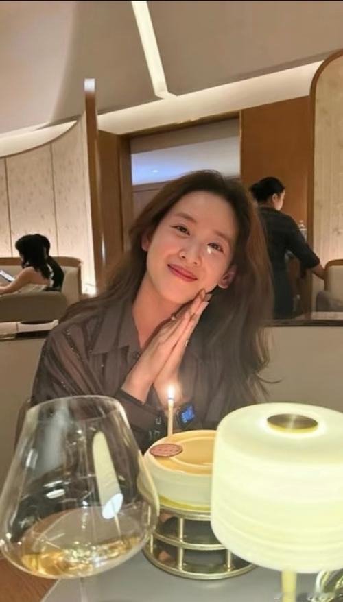 人呐，
不要什么都往心里去，
百事从心起，一笑解千愁，
心态好，情绪就好，
运气