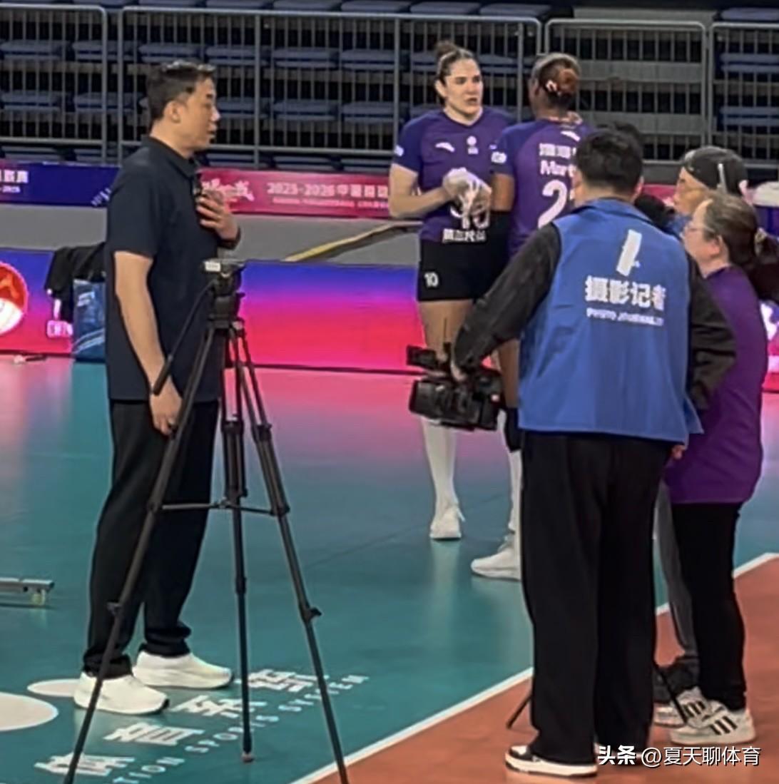 原来昨晚上赛后天津女排两位外援拥抱哭泣[流泪]外援比本土队员更想拿奖牌，可惜队友