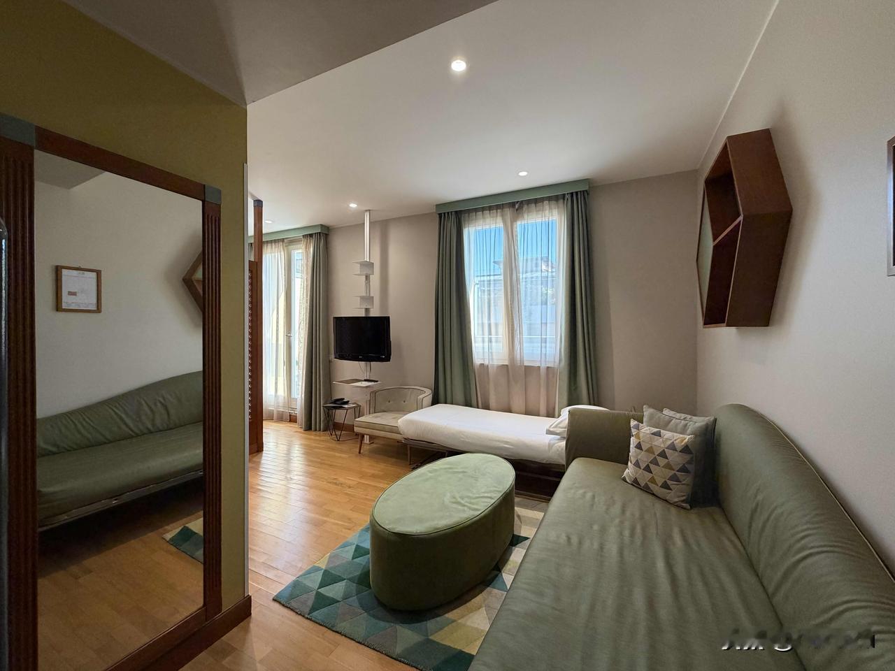 米兰住的公寓酒店，随手拍记录，40几平还有个小阳台，适合小住几日。