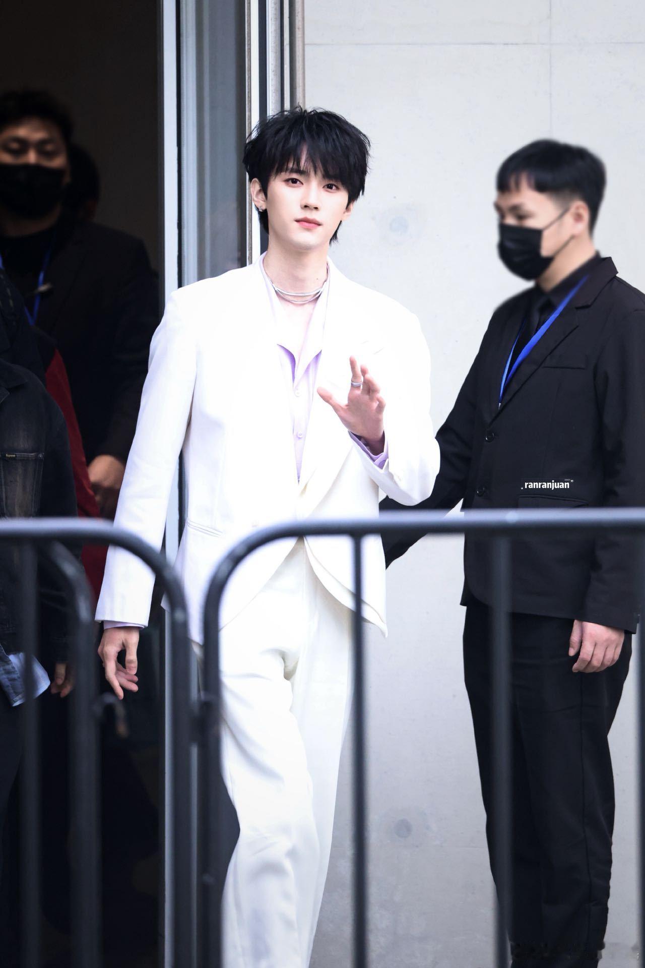 周翊然上海活动生图张凌赫宋威龙周翊然同品牌大片周翊然上海活动路透，白西装+浅紫色