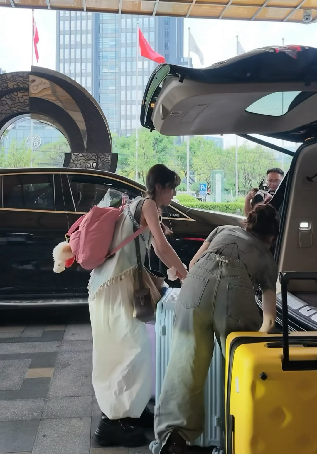被花少小妹的力气震惊到了，小小的王可居然能搬起大大的行李箱，王可在花少一定是力量