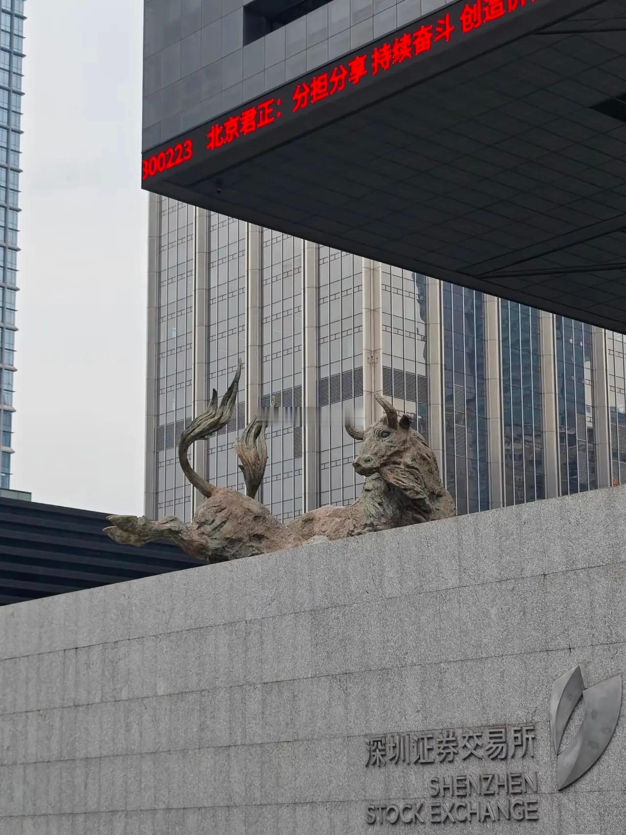 11月28日，上交所、深交所及中证指数有限公司同步披露指数样本股定期调整方案，涵