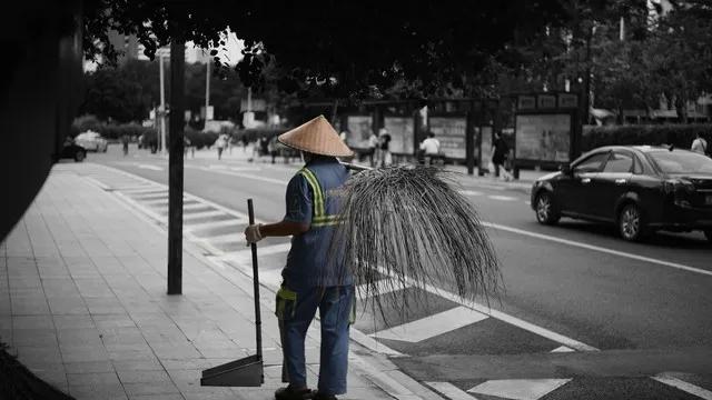 苏州真是一个神奇的城市！今天下午，公司的清洁工大叔上门收清洁费，就跟他客套几句！