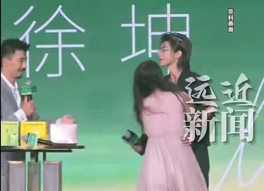 蔡徐坤出席活动被粉丝冲上台强抱，品牌方道歉：现场安保环节出现漏洞，无关人员混入并