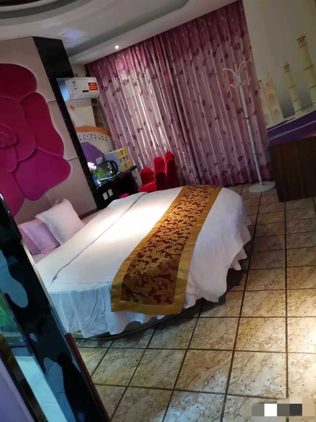 以前入住宾馆退房需前台通知服务员查房，确认无物品损坏和消费后才退押金。如今客人离