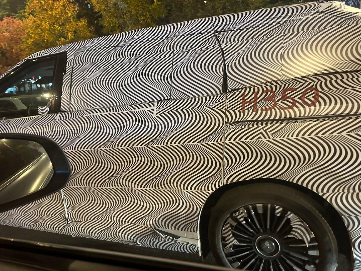 谍照:小鹏新的商务车在武汉路边试驾 