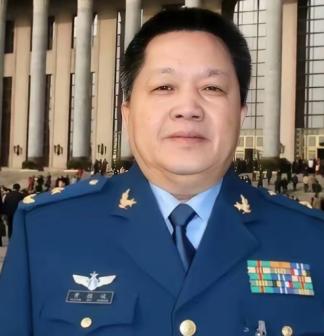 1981年，台湾飞行员黄植诚，驾驶最先进的飞机向大陆投诚，却被后座飞行员察觉，黄