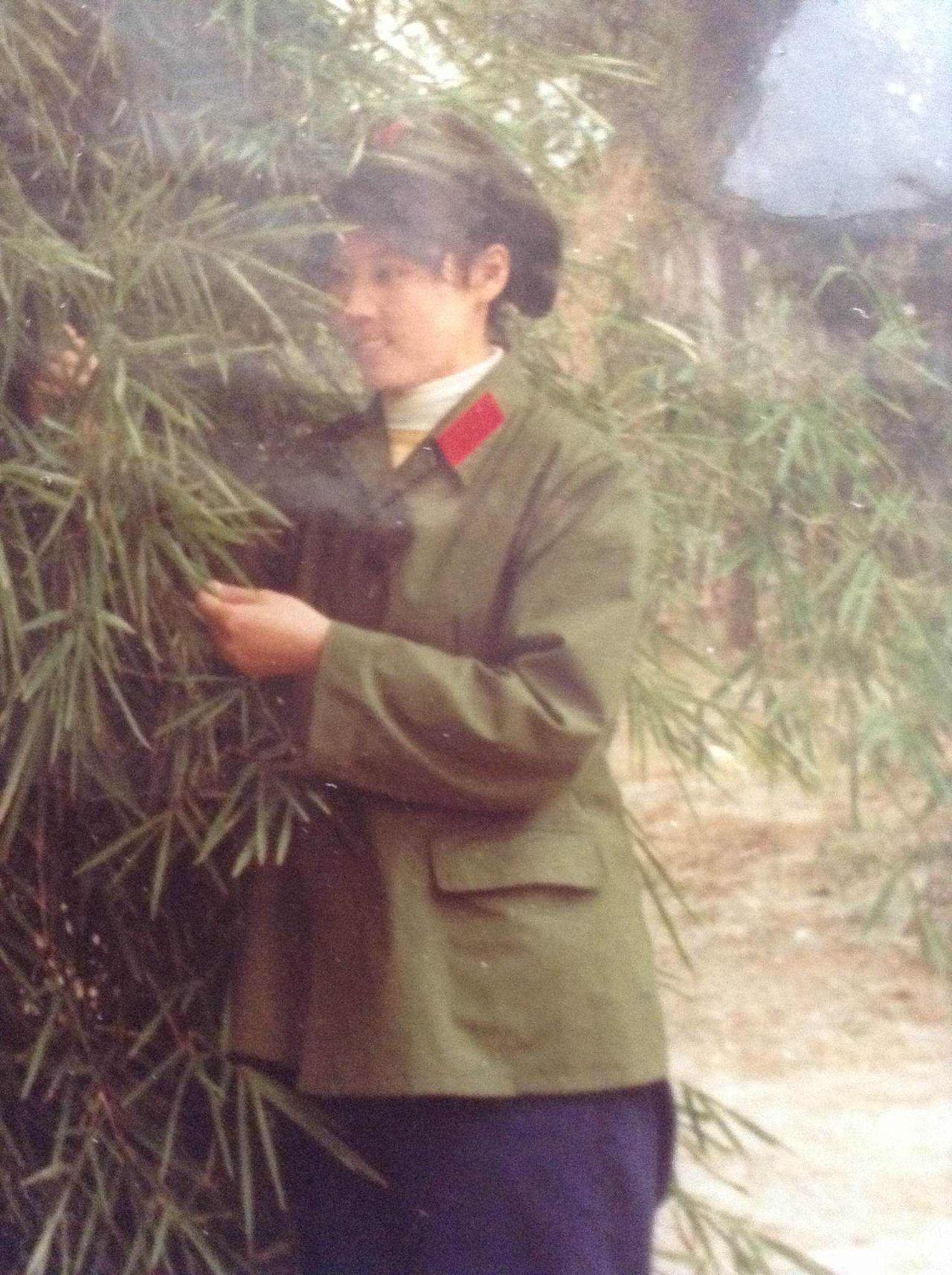 这是我原福空通信团电话连80年北京籍战友，六五式军装值得留恋，您看她漂亮吗？六五