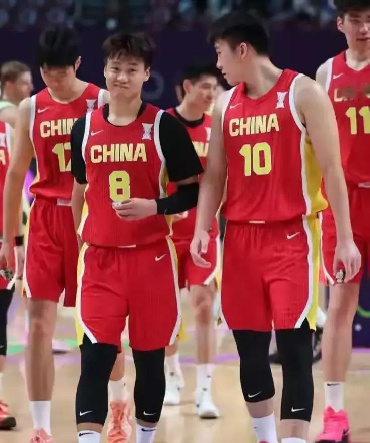 别再看场均得分了，郭士强淘汰徐杰的理由，就藏在这句话里。
 
他推开战术板，点破