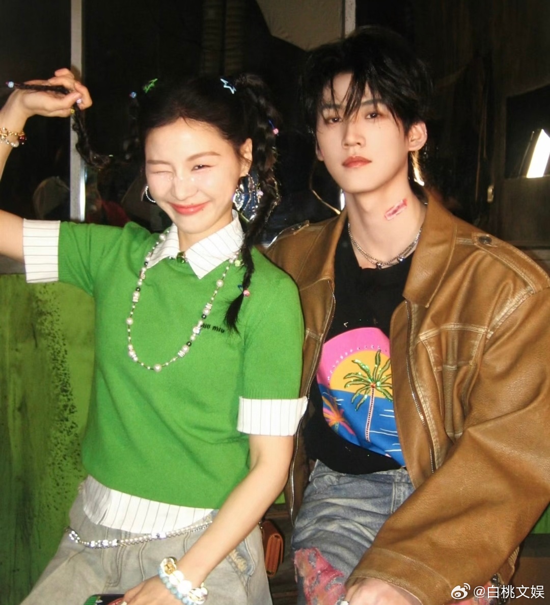 周柯宇给金靖打伞开始推理吧 开推下雨天，金靖身边那个白头发“工作人员”实在太抢镜