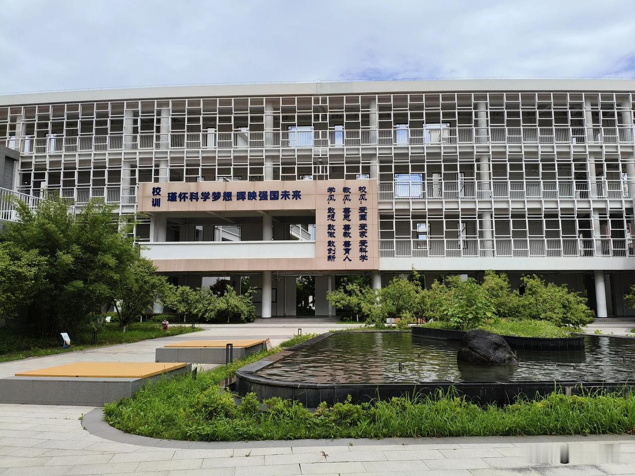 昆山市瑾晖实验小学陆丽梅校长说:“要让家长了解你的学校在做什么。”她是这样说的，