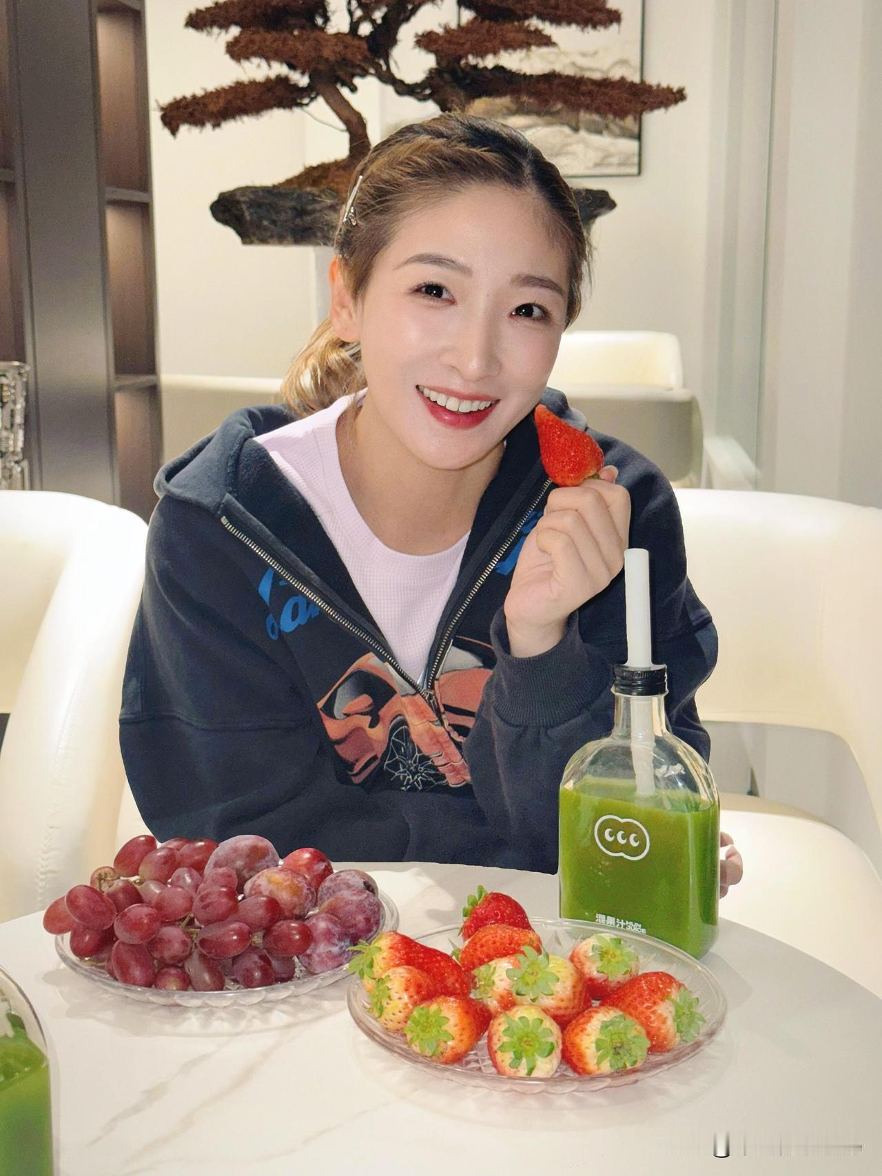 3月18日，刘诗雯更新生活动态，并配文“分享运动后的开心瞬间”。

小枣姐身穿深