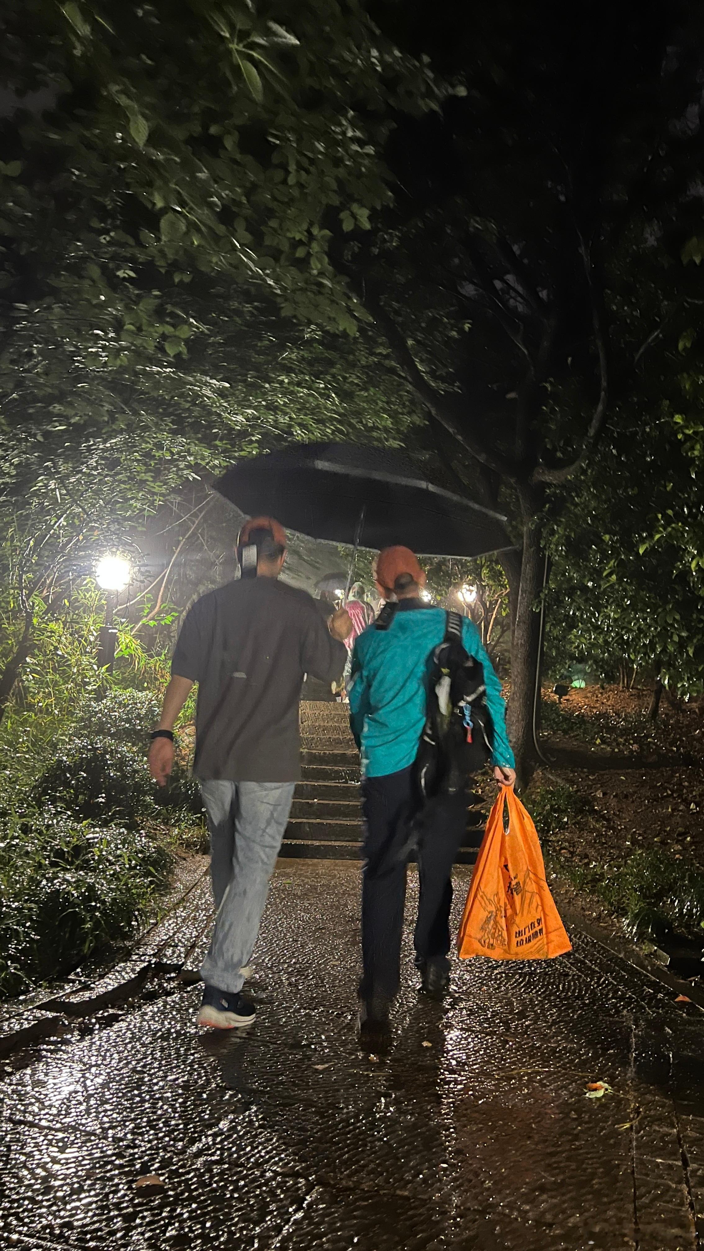 别人520约会，我520雨夜爬仁皇山，主打一个反套路过节。雨下得不小，真·字面意
