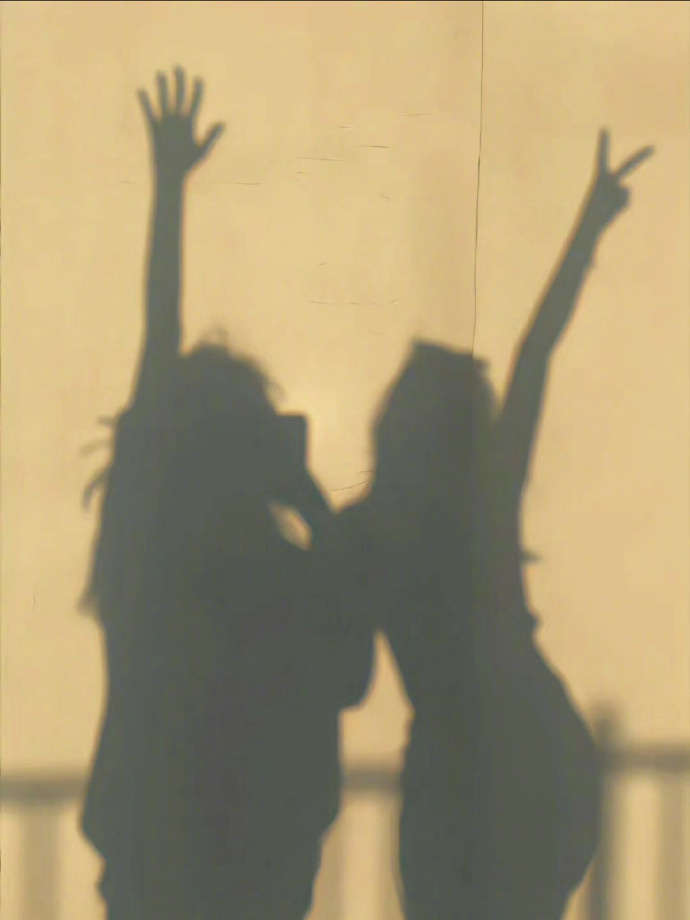 “能和一个人长久做朋友  分享自己的卑微和坦荡  真的是人生幸事” 