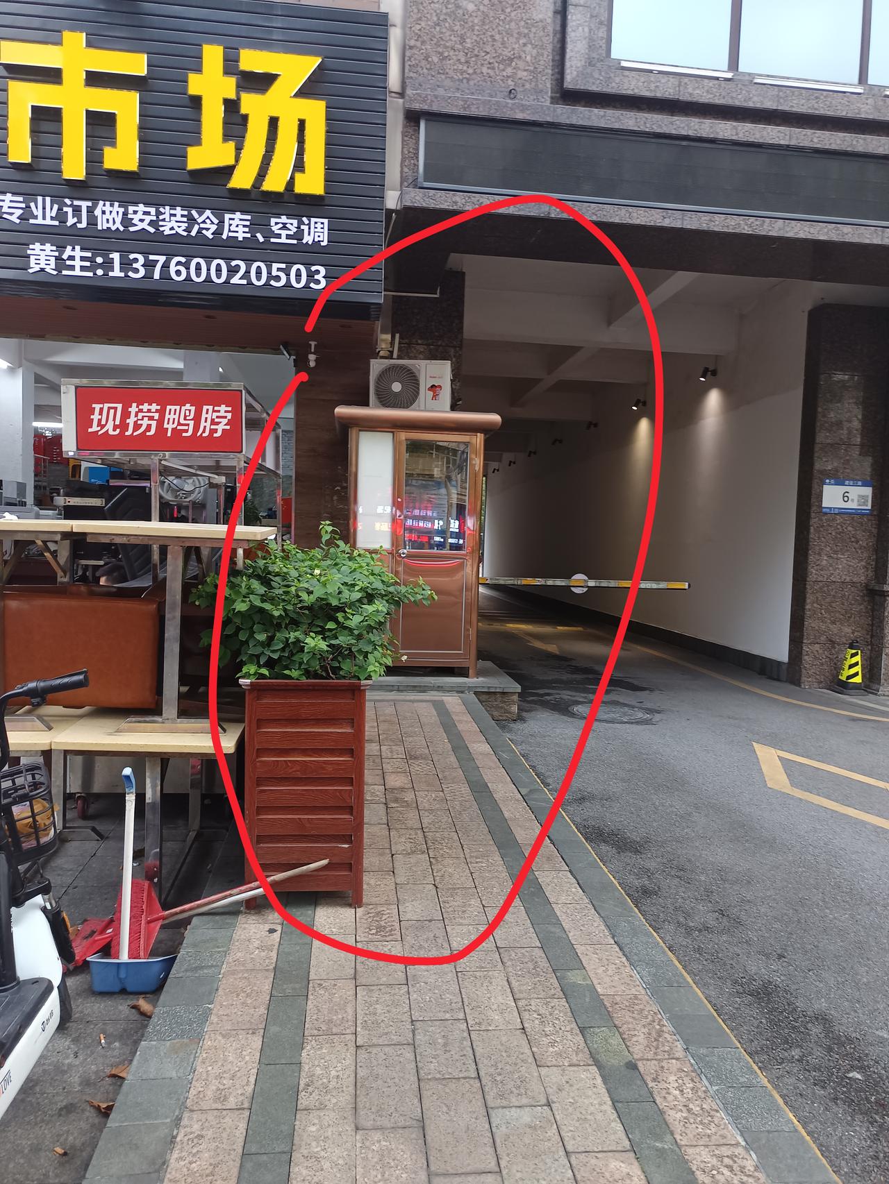 我终于知道了
天气这么热
有些人依然要上班





你敢相信吗？这是酒店的大堂