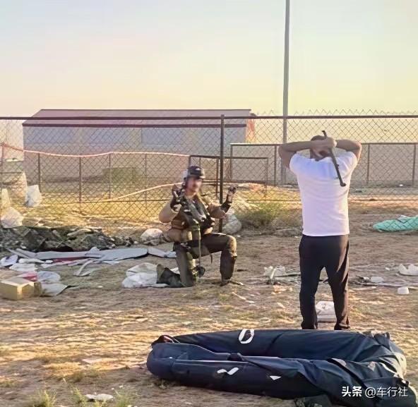 你还别说
美军这跪姿还是挺标准的
据说
差点被当地老百姓当成敌对份子了
……