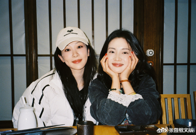 杨紫迎来生日，张雅钦晒出同框合影并送上祝福，“亲爱的紫啧” 的称呼满含暖意，展现