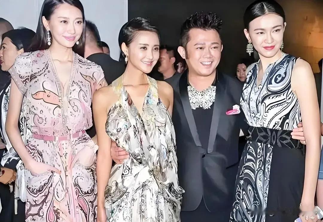 李艾:不想睁开眼，希忘是她的幻觉。

一次红毯活动前，大家都在VIP室休息，主持