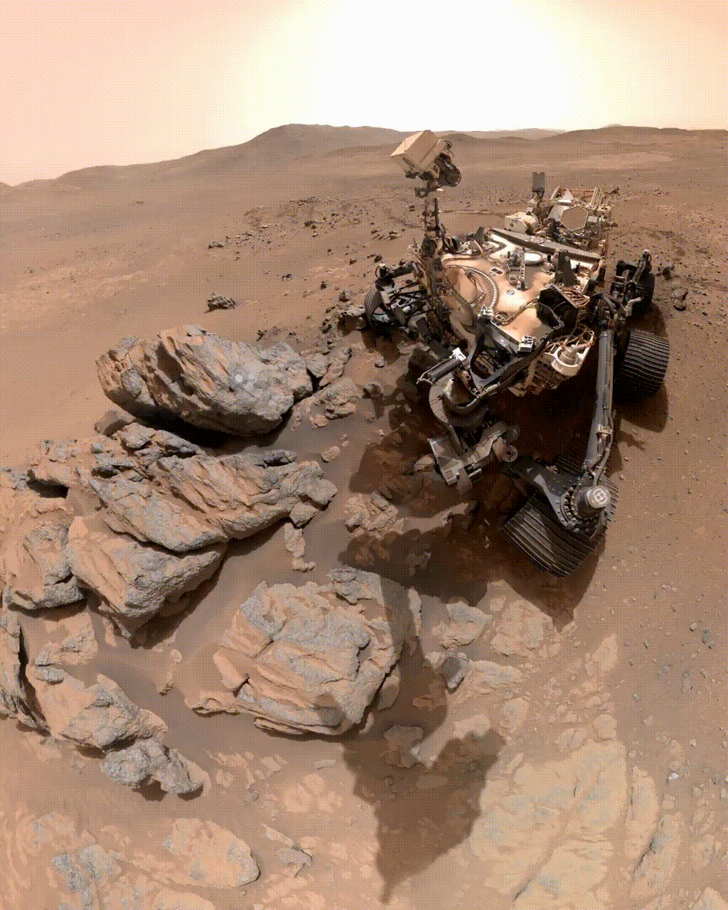 NASA毅力号火星车正在探索最西侧火星区域。这次，火星车越过杰泽罗陨石坑西缘，拍