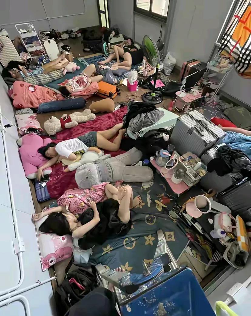 2003年广东东莞，某电子厂的女工宿舍。