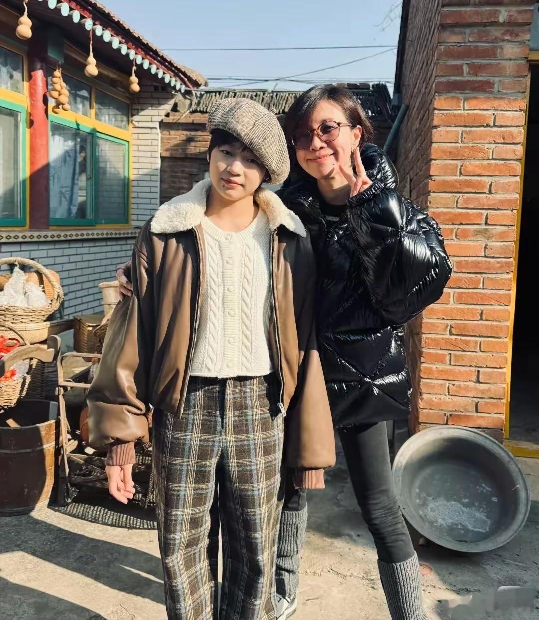 全红婵与粉丝小姐姐合影！两人太有缘份了！痣都长的对称。[笑cry]  