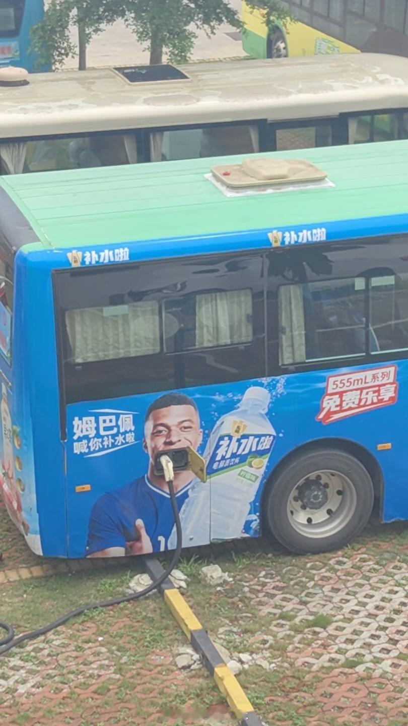 哭了，凌晨三点醒了，就再也睡不着。晚上入睡前，倦意打败了咖啡因。三点被闺女弄醒后