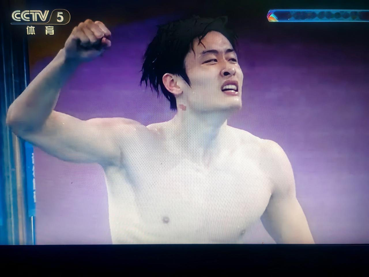 全运赛场山东男子游泳运动员徐放、王曦喆在男子200米蝶泳决赛中后程发力，先后反超