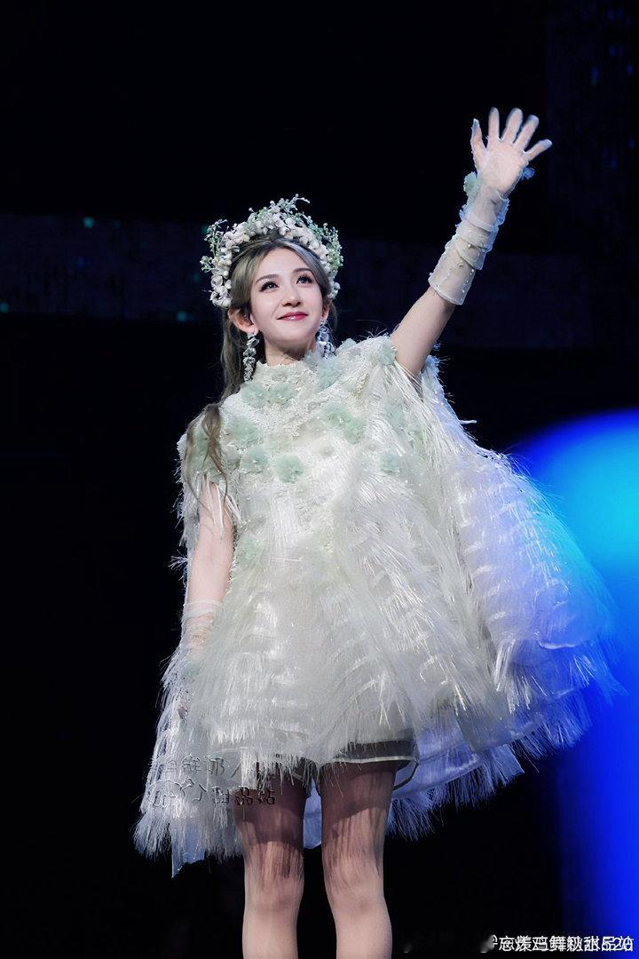 谢娜一封公开情书谢娜10年风雨写的一封公开情书十年光阴写尽深情，泪水与歌声交织，
