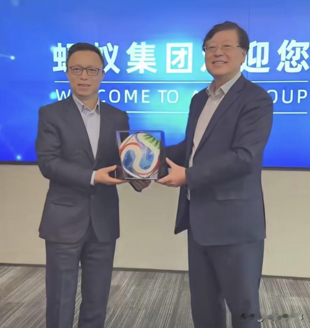 前段时间杨元庆带队到蚂蚁集团和阿里集团考察，杨元庆还和井贤栋合影，互赠礼品，杨元