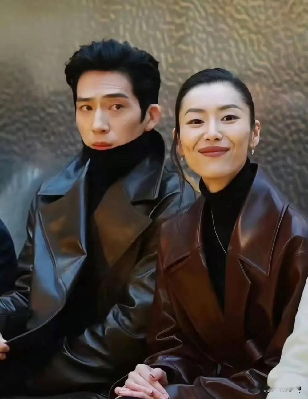 刘雯和井柏然这对小情侣又双叒叕合体参加活动，两人身穿棕色皮衣，行走的衣架子真不是