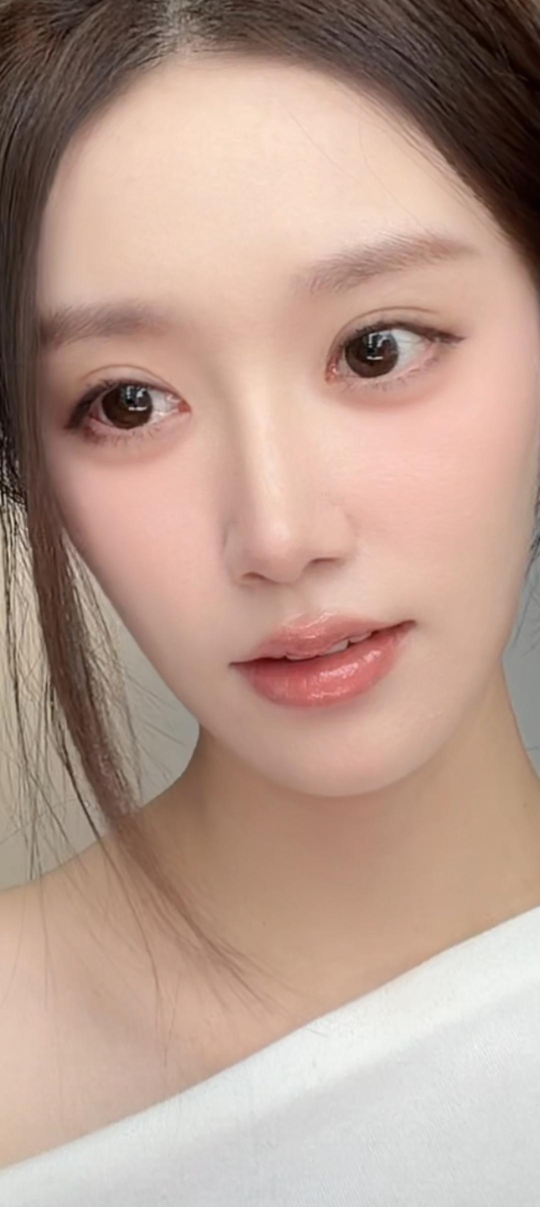 这姑娘皮肤真白，眼睛好大！