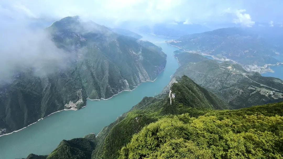 三峡之巅观夔门。无边落木萧萧下，不尽长江滚滚来。