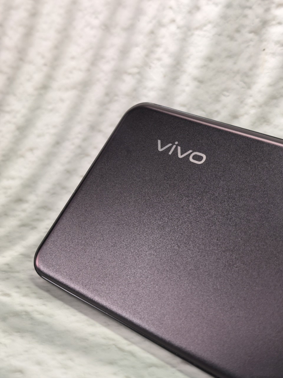 我用 vivo Y300t 这段时间挺舒服的，系统里没啥多余应用，不想留的能删掉