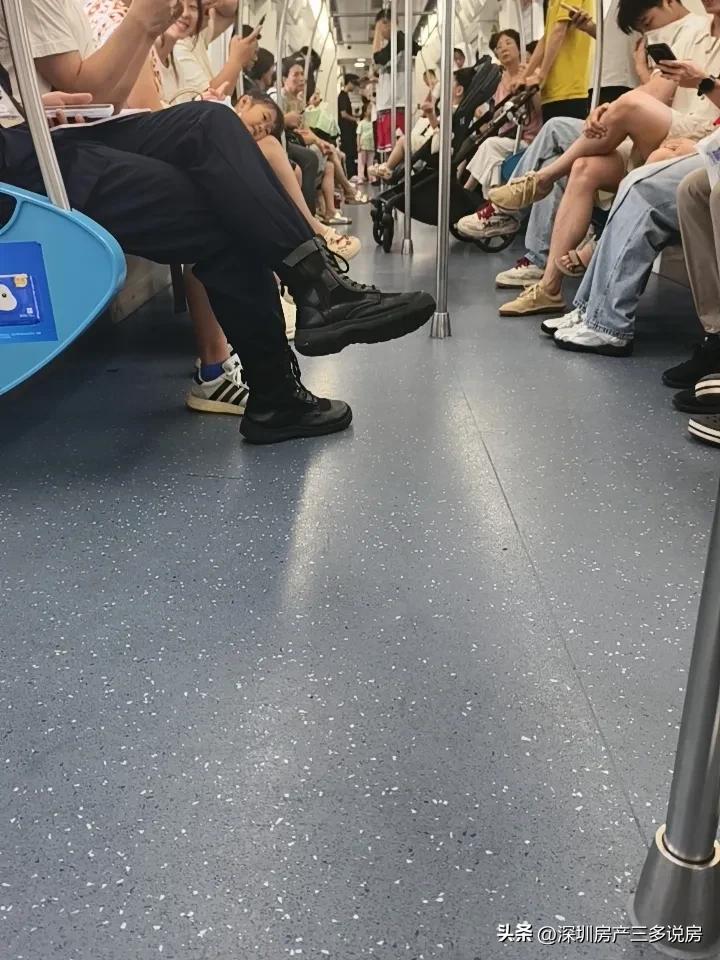 我国的股民挺多的，我是其中一个，今天乘坐地铁出行，到处可见拿着手机看着股票，也不